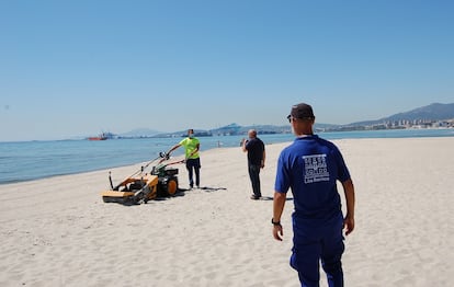 Limpieza en la playa de Palmones, en Los Barrios (Cádiz), el 21 de mayo.