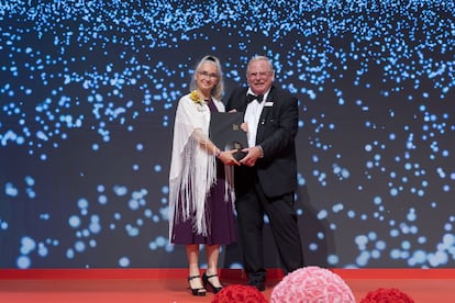 Eva Nogales receives the Shaw Prize from German astrophysicist Reinhard Genzel, winner of the 2020 Nobel Prize in Physics, in Hong Kong, on November 12, 2023. 