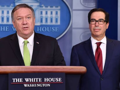 Mike Pompeo, à esquerda, e Steven Mnuchin na entrevista coletiva desta sexta-feira na Casa Branca.