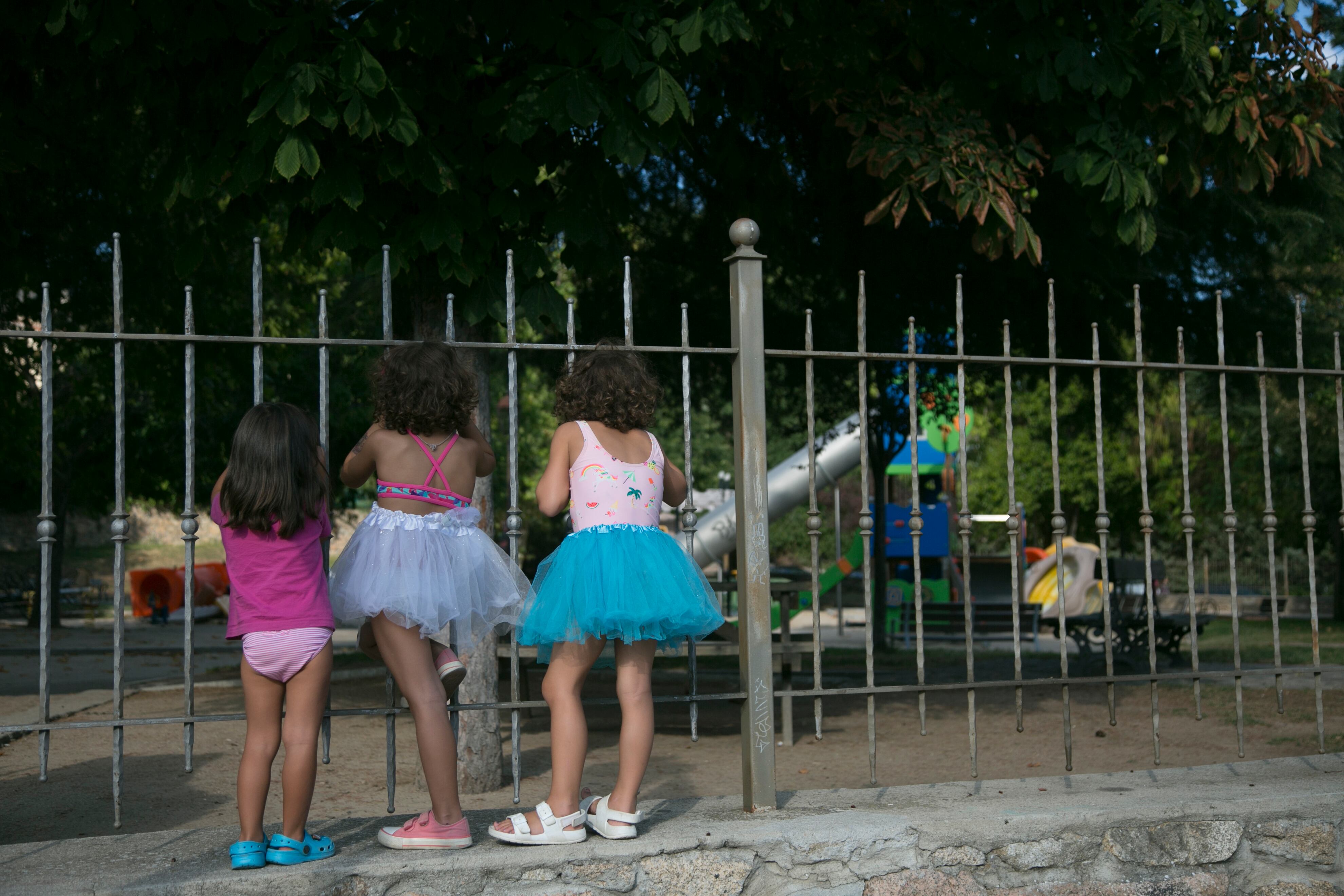 Unas niñas en la concentración de vecinos frente al Parque infantil de La Boni en Manzanares el Real, este martes.