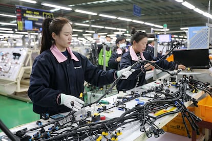 Varias empleadas trabajan en una fábrica de componentes para vehículos, el pasado día 9 en Huaibei (China).