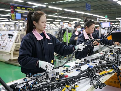 Varias empleadas trabajan en una fábrica de componentes para vehículos, el pasado día 9 en Huaibei (China).