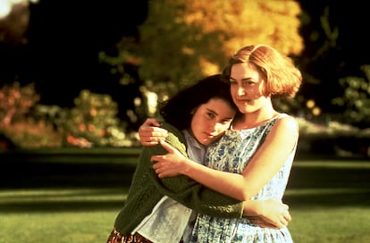 Melanie Lynskey abraza a Kate Winslet en 'Criaturas celestiales' (1994).