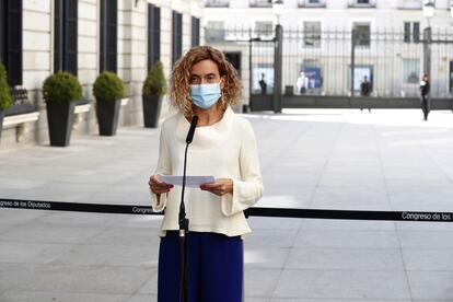 La presidenta del Congreso, Meritxell Batet, en rueda de prensa a las afueras del Congreso el pasado 13 de octubre.