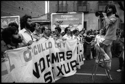 Celebración del primer Orgullo Gay en el barrio de Vallecas de Madrid en 1981.