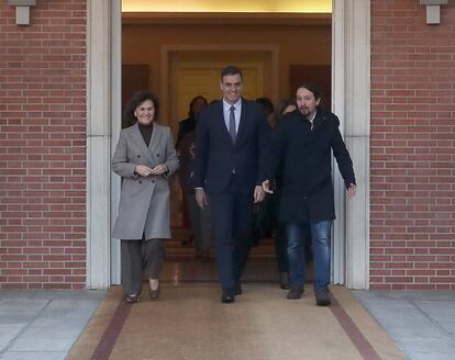 Carmen Calvo, Pedro Sánchez y Pablo Iglesias en el Palacio de la Moncloa.