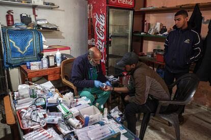 Zaki Shaheen, un enfermero retirado que ha convertido su tienda en una clínica para ayudar a los gazatíes desplazados, trataba a un hombre herido, el miércoles en Rafah.