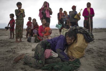 Una mujer cae al suelo por el cansancio, tras llegar a una playa de Dakhinpara (Bangladés).