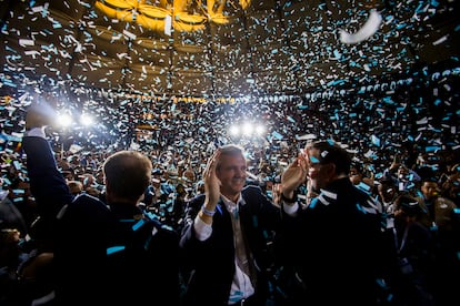 Alfonso Rueda, candidato a la presidencia de la Xunta de Galicia, participa con el presidente del PP, Alberto Núñez Feijóo, y el presidente de honor del PPdeG, Mariano Rajoy, en el mitin central de las elecciones autonómicas, el 3 de febrero en la Plaza de Toros de Pontevedra.