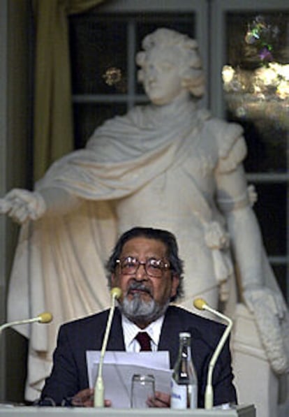 El escritor V. S. Naipaul, durante su discurso en la Academia Sueca.