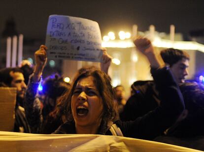 Una manifestante lanza soflamas contra los recortes durante la manifestación estudiantil en el centro de Madrid.