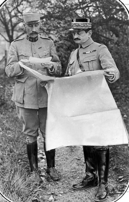 El general Charles Mangin (derecha) prepara el contraataque en octubre de 1916 para reconquistar el fuerte de Douaumont. Tras 300 días de batalla y 300.000 muertos entre los dos bandos, las posiciones quedaron tal y como estaban antes de la ofensiva.
