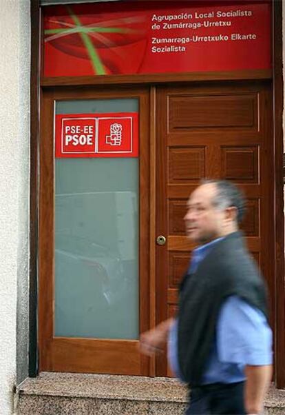 Sede del PSE-PSOE de Zumárraga (Guipúzcoa) atacada ayer.