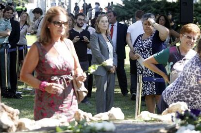 La ministra Ana Pastor, en el centro, junto a la presidenta de la asociación de víctimas del accidente de Barajas, en el quinto aniversario.