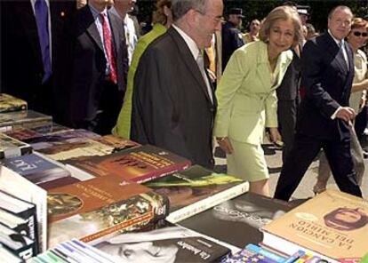 La reina Sofía recorre las casetas instaladas en la feria.