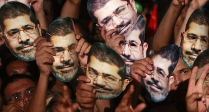 Caretas de Morsi en una manifestaci&oacute;n de islamistas en El Cairo.