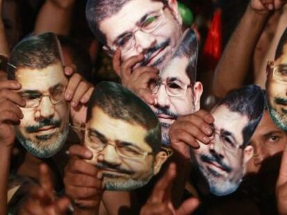 Caretas de Morsi en una manifestaci&oacute;n de islamistas en El Cairo.