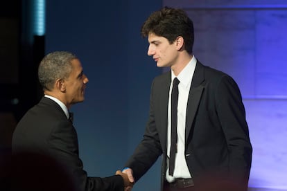 El presidente Barack Obama estrecha la mano de Jack Schlossberg, nieto del presidente John F. Kennedy, durante una cena en honor a los galardonados con la Medalla de la Libertad en el Museo Nacional de Historia Americana del Smithsonian el 20 de noviembre de 2013, en Washington