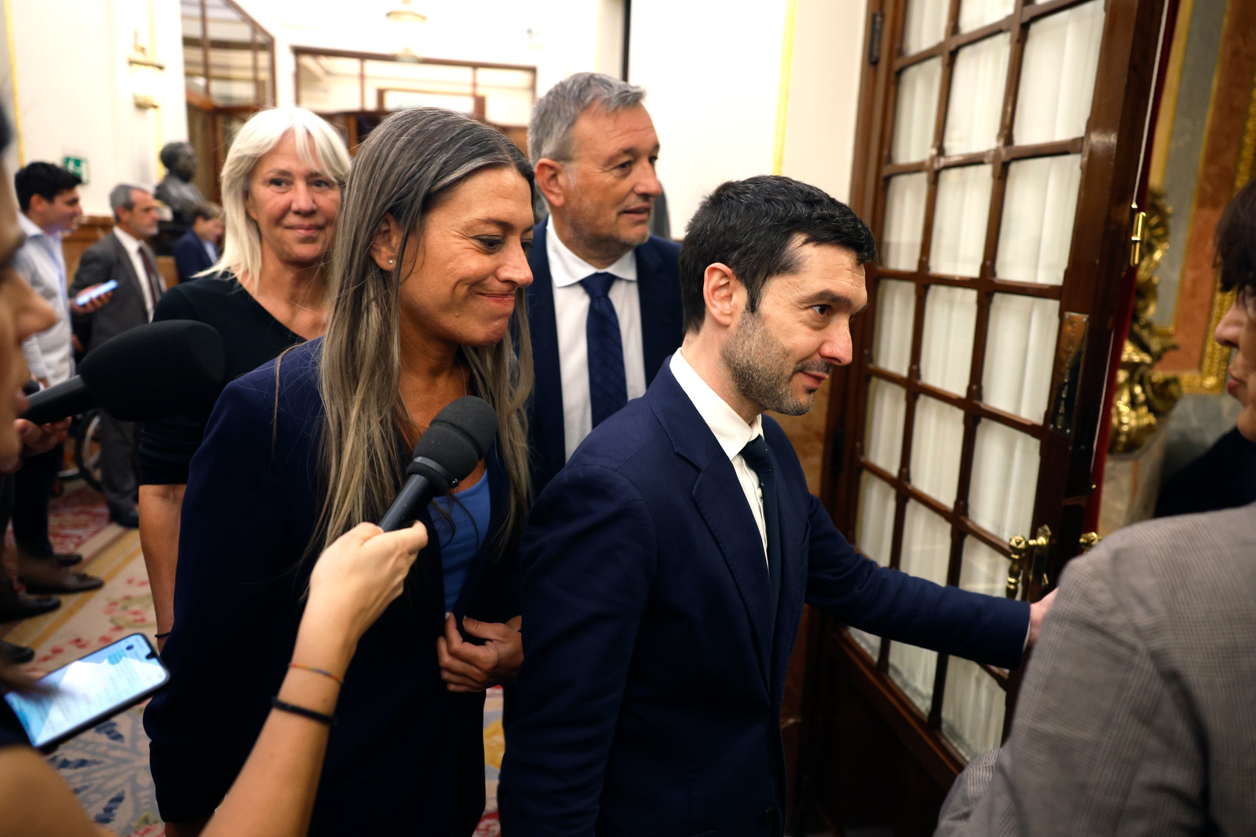 El ministro de Derechos Sociales, Consumo y Agenda 2030, Pablo Bustinduy, seguido de  Miriam Nogueras, portavz de Junts, este martes en el Congreso.