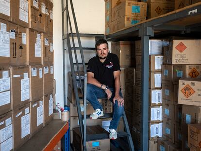 Jose Ángel Rumbero, en un almacén de su empresa de pirotecnia “Pepe Cohete” en Valmojado.