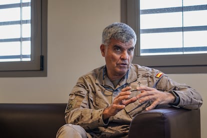 El vicealmirante Javier Roca, al frente del Mando Conjunto del Ciberespacio (MCCE), el 5 de diciembre de 2024 en su despacho de la base de Retamares, Madrid.