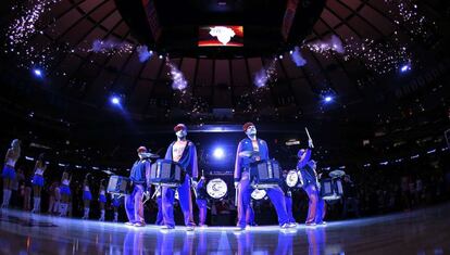 Un grupo toca antes del Knicks-Thunder.