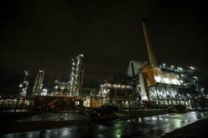 Vista de la entrada de una refinería de Total. EFE/Archivo