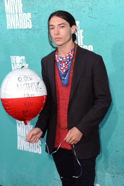 Ezra Miller llevaba un curioso accesorio por acompañante: un globo helio.