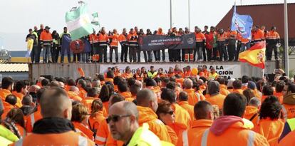 Un millar de estibadores se manifiestan en el Puerto de Algeciras.