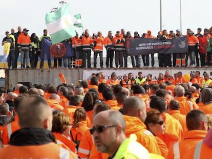 Un millar de estibadores se manifiestan en el Puerto de Algeciras.