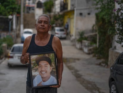 Alejandro Sandoval muestra una imagen de su hijo Alejandro Sandoval, marinero del yate Litos, desaparecido el 25 de octubre de 2023, tras el paso del huracán 'Otis' en Acapulco.