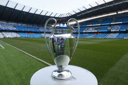 Trofeo de la Champion League sobre el campo de fútbol.