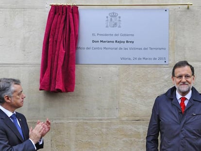 Placa conmemorativa que descubrieron Mariano Rajoy e Iñigo Urkullu para simbolizar la colocación de la primera piedra del Centro Memorial.