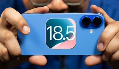 Logo de iOS 18.5 en la trasera del un iPhone