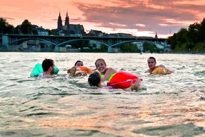 Bañistas nadando en verano en el Rin.