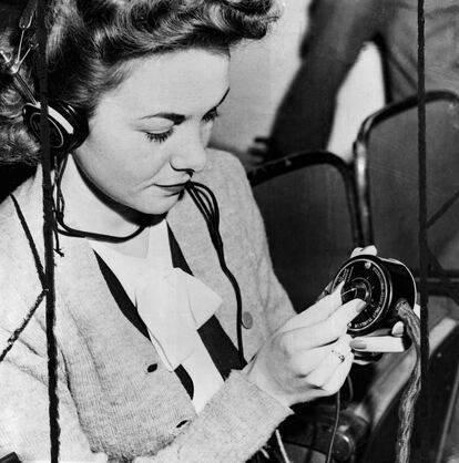 Betty Stark, secretaria del coronel Telford Taylor, con uno de los aparatos para escuchar la traducción de las sesiones del juicio.