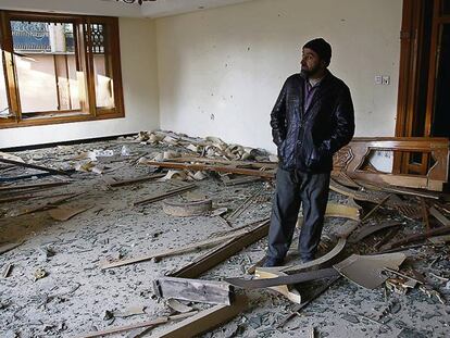 Un hombre en medio de la destrucción tras el ataque en Kabul.