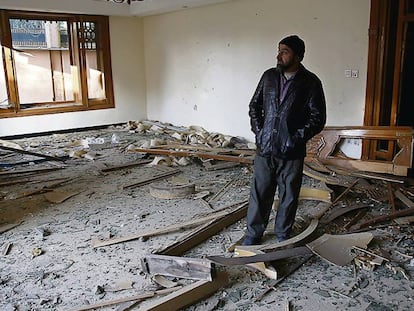 Un hombre en medio de la destrucción tras el ataque en Kabul.