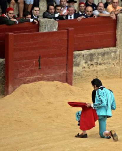 El torero Cayetano Rivera Ordóñez brinda su último toro al lugar donde se encuentran las cenizas de su abuelo Antonio.