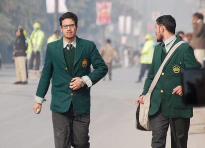 O ataque afetou a Escola Pública do Exército em Peshawar, que faz parte de uma rede de 146 centros educativos gerenciados pelas forças armadas. Neles estudam filhos de militares e civis entre 10 e 18 anos