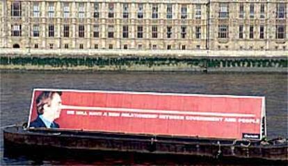 Publicidad contra Blair, por no aprobar una reforma electoral, a bordo de una barcaza en el Támesis, frente al Parlamento británico en Londres.