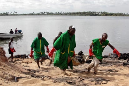 Varios nigerianos retiran los cadáveres después de la explosión de un oleoducto en las inmediaciones de Lagos.