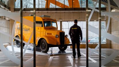 Un vigilante de Prosegur junto a un furgón en una foto cedida por la empresa.