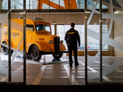 Un vigilante de Prosegur junto a un furgón en una foto cedida por la empresa.