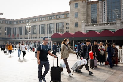 Viajeros llegan a una estación de tren de Pekín, el 07 de octubre de 2023, después de las vacaciones de la Semana Dorada.