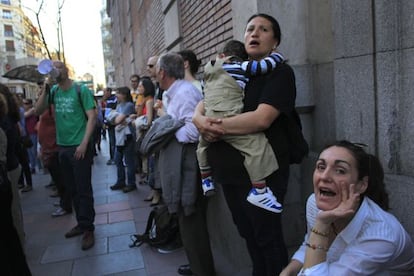 Cooperativistas de ACAS se concentran ante la Audiencia Provincial de Madrid en la calle Ferraz en abril de 2013