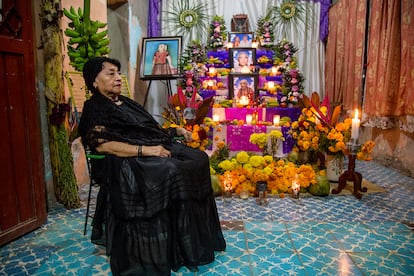 Una mujer zapoteca posa junto a una ofrenda de Día de Muertos en Juchitán, Oaxaca.