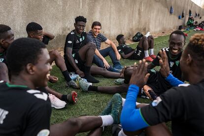 Jugadores del Espoirs de Guediawaye, con el ojeador español residente en Senegal Raúl Martínez.