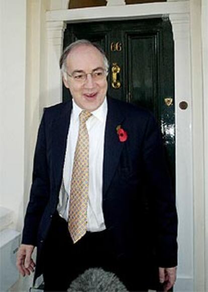 Michael Howard se encuentra esta ma?ana con la prensa, atrincherada a la puerta de su casa de Londres.