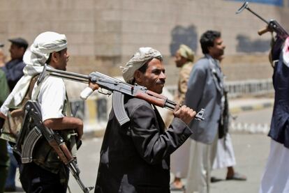 Los miembros de las tribus armadas yemeníes se reúnen frente al Ministerio de Administración Local en Saná.